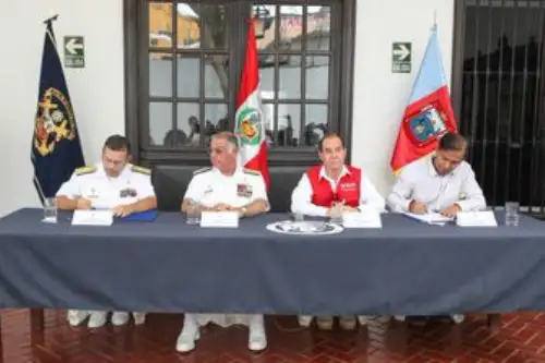 El ministro de Defensa, Walter Martos Ruíz, presidió hoy la ceremonia de suscripción de un convenio de cooperación interinstitucional entre la Marina de Guerra y la Municipalidad Provincial de Piura.