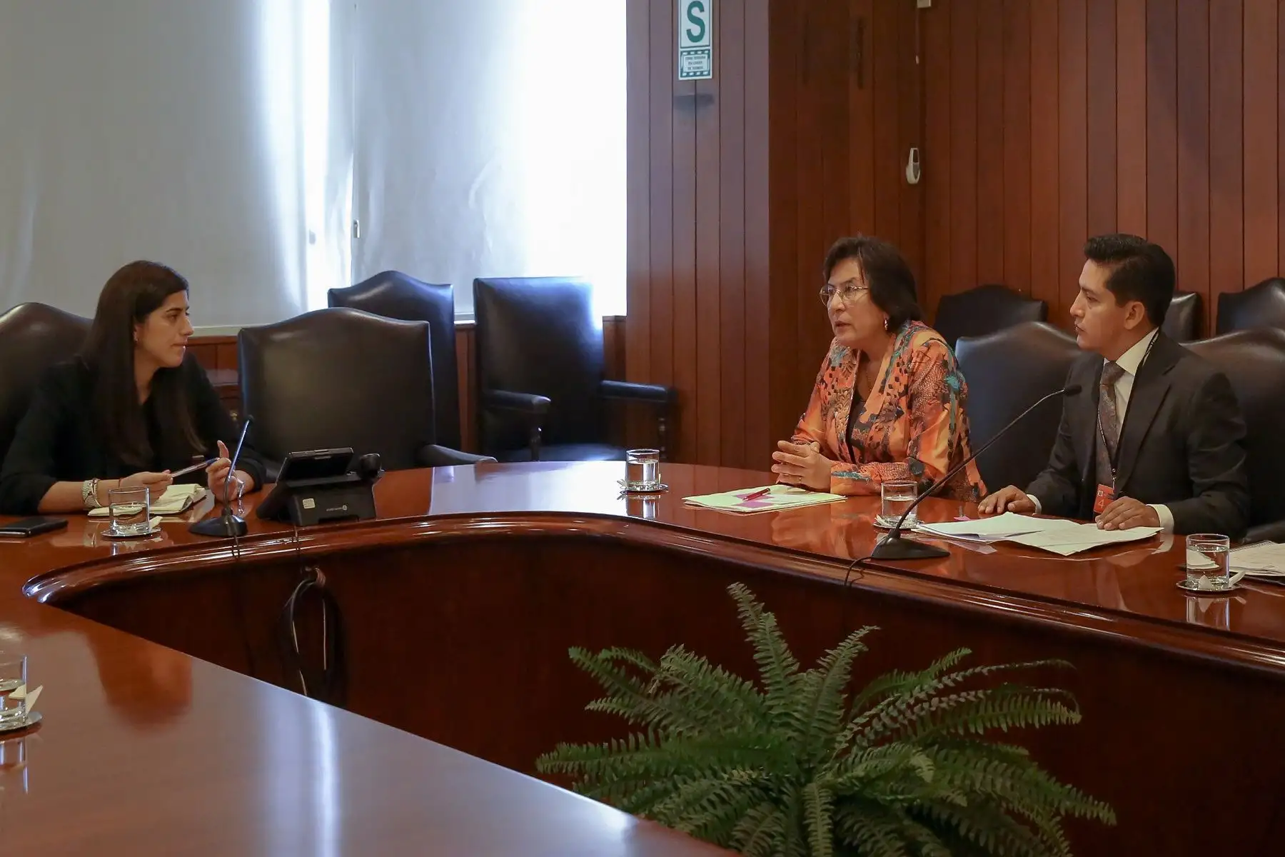 Ministra de Economía y Finanzas, María Antonieta Alva, se reúne con presidenta del TC, Marianella Ledesma.