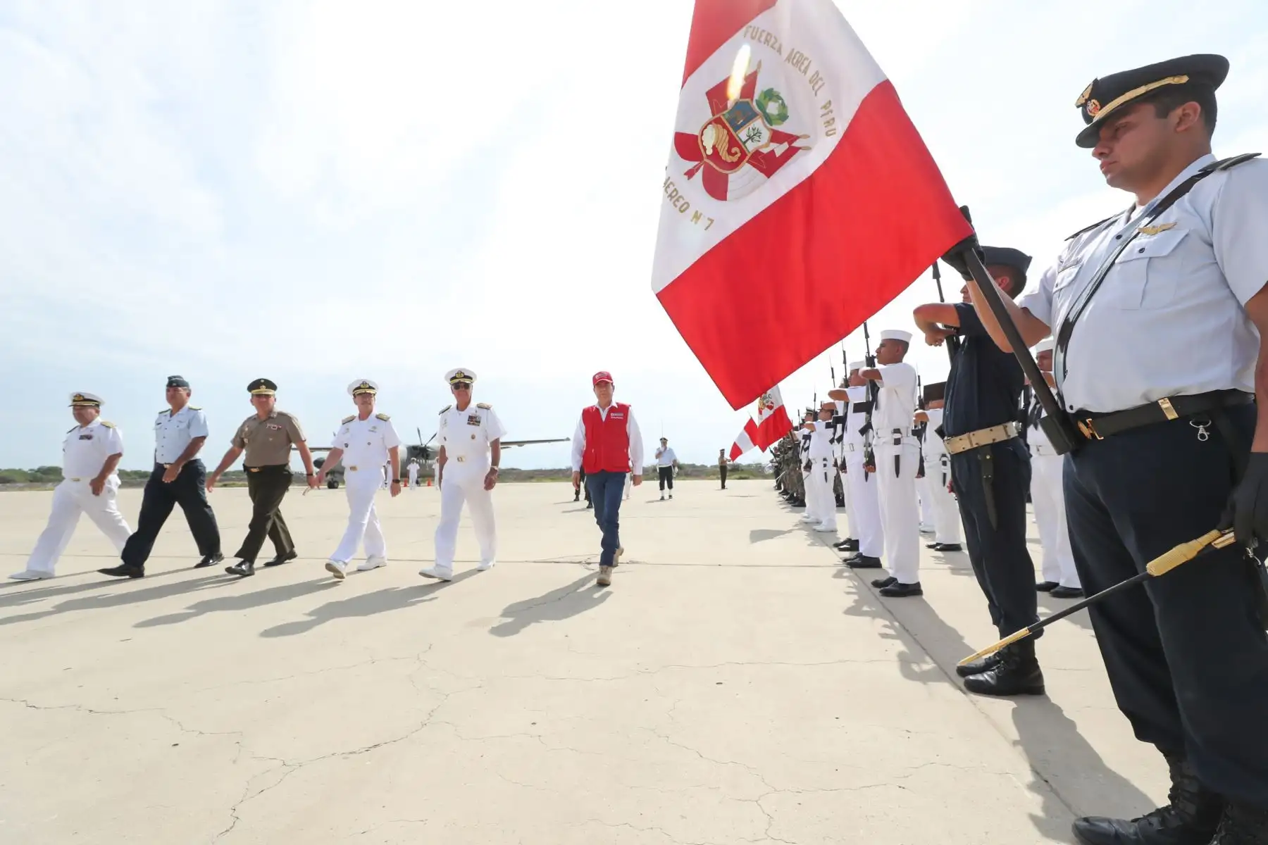 Ministro de Defensa, Walter Martos llega a Piura para acompañar a la población en acciones cívicas y reunirse con autoridades regionales.
Foto: Difusión Mindef