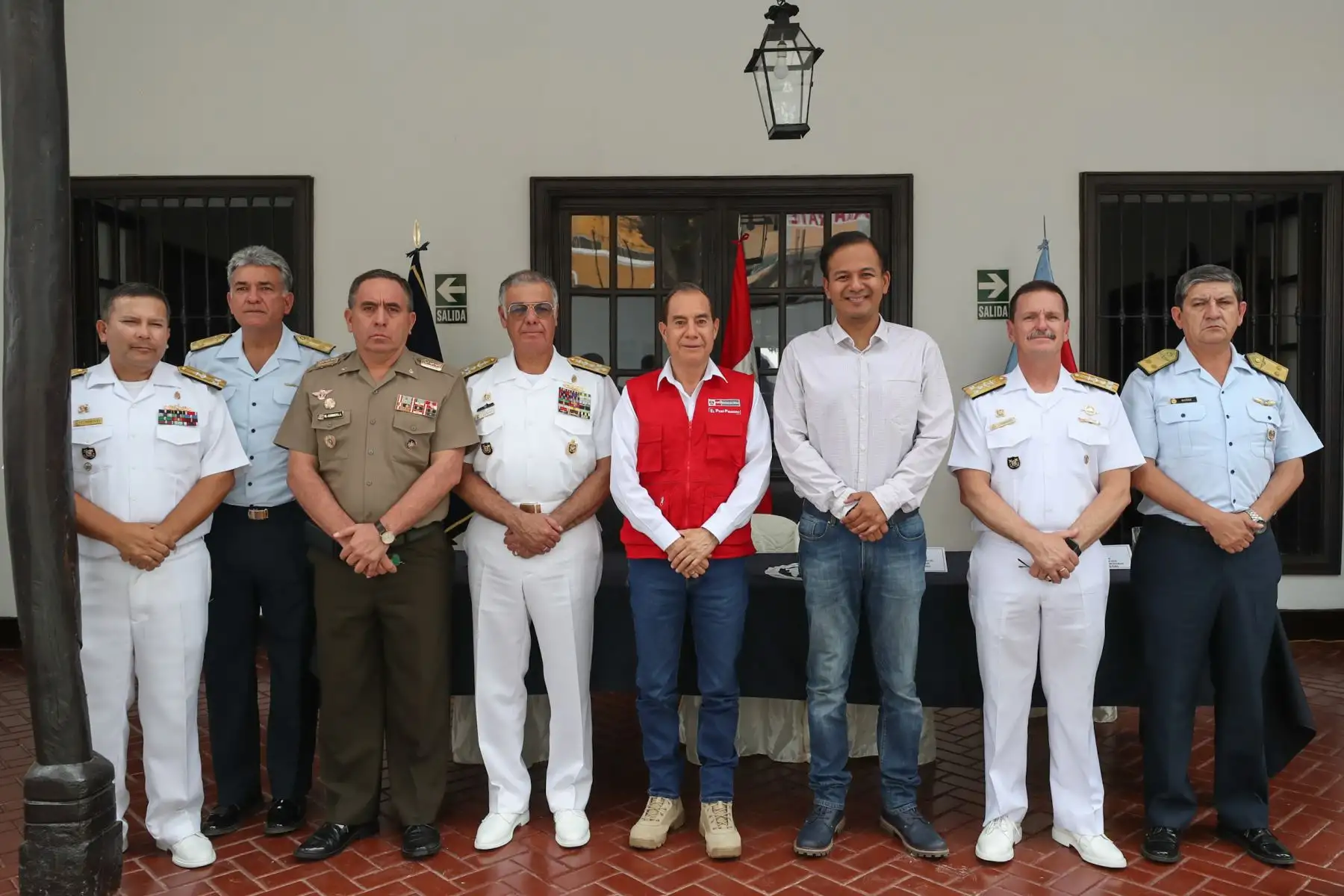 Ministro de Defensa, Walter Martos llega a Piura para acompañar a la población en acciones cívicas y reunirse con autoridades regionales.
Foto: Difusión Mindef
