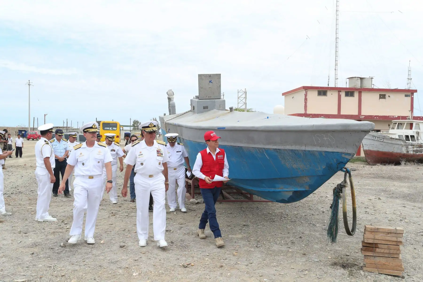 Ministro de Defensa, Walter Martos llega a Piura para acompañar a la población en acciones cívicas y reunirse con autoridades regionales.
Foto: Difusión Mindef
