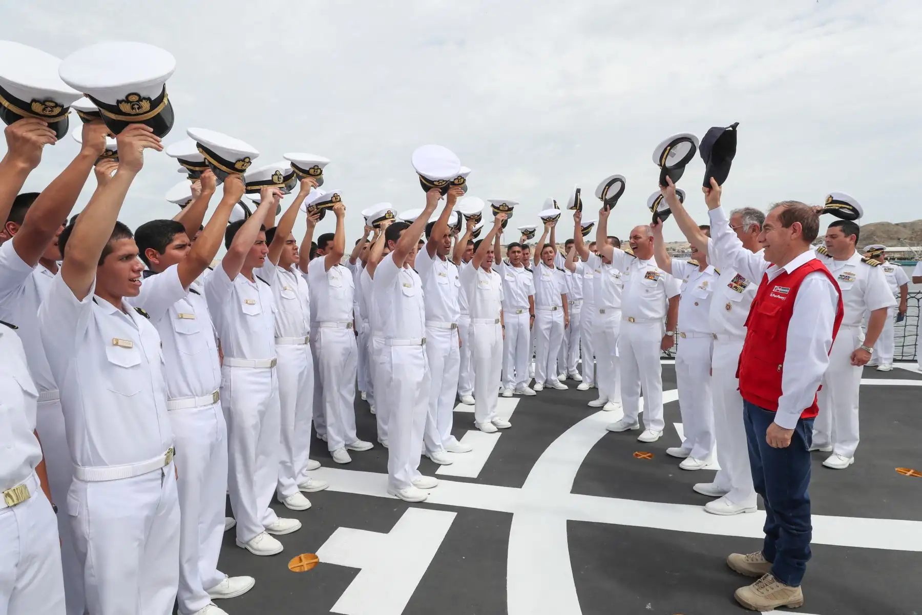 Ministro de Defensa, Walter Martos llega a Piura para acompañar a la población en acciones cívicas y reunirse con autoridades regionales.
Foto: Difusión Mindef