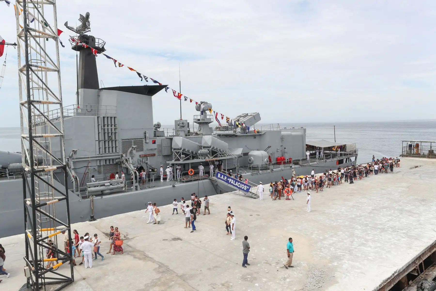 Ministro de Defensa, Walter Martos llega a Piura para acompañar a la población en acciones cívicas y reunirse con autoridades regionales.
Foto: Difusión Mindef
