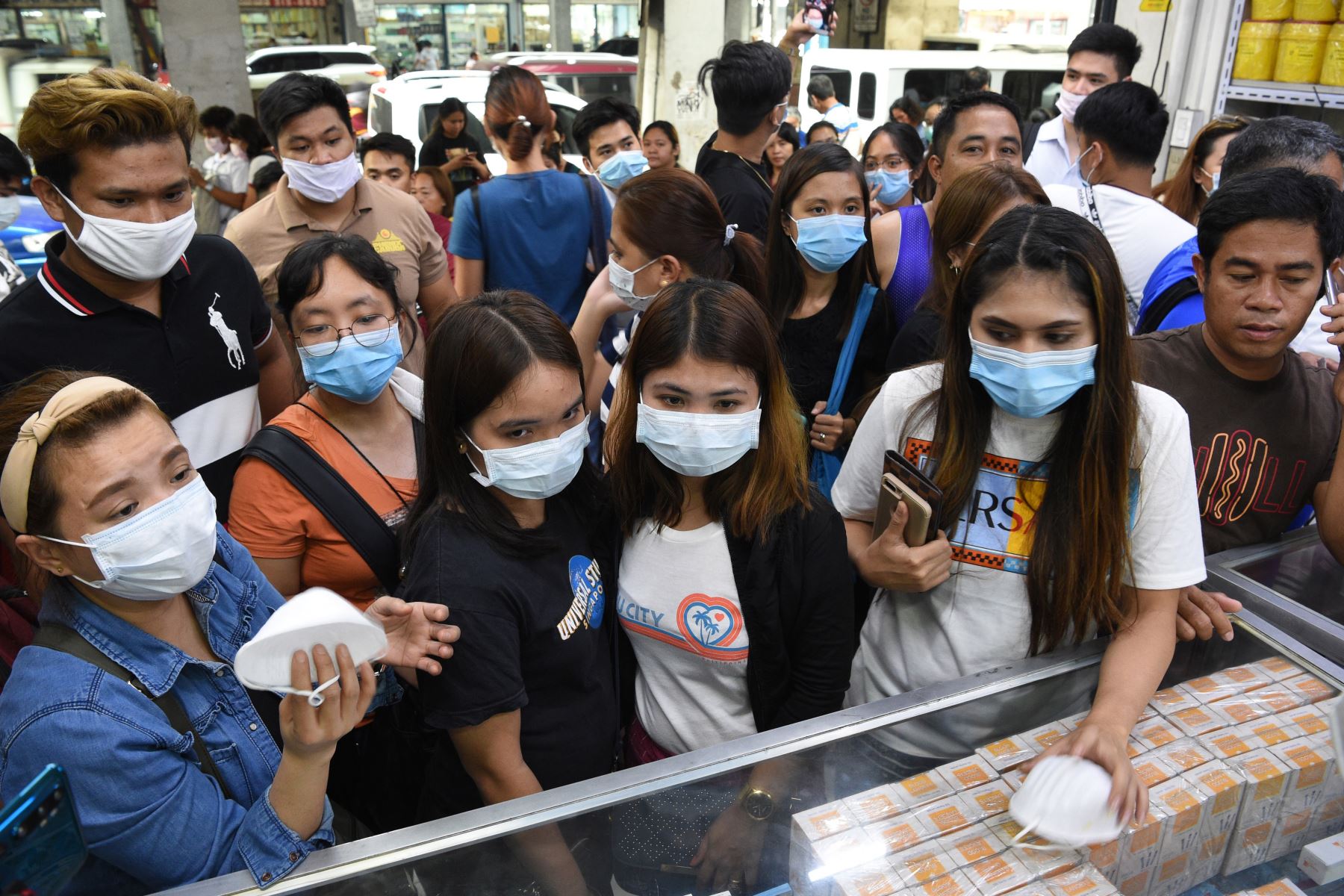 Personas compran máscaras protectoras en una tienda de suministros médicos en Manila, Filipinas. Foto:AFP
