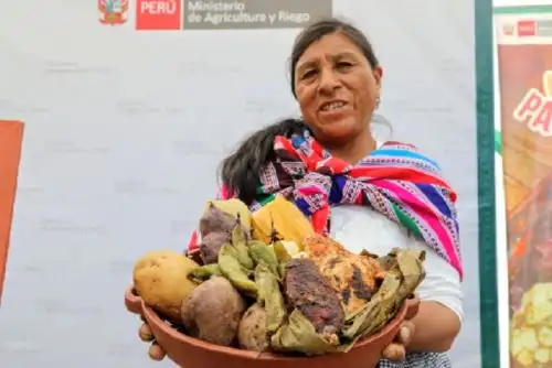 En algunos lugares de la sierra, aún se prepara la pachamanca de forma comunitaria, como parte de una fiesta para celebrar la cosecha y agradecer a la tierra. ANDINA/Difusión