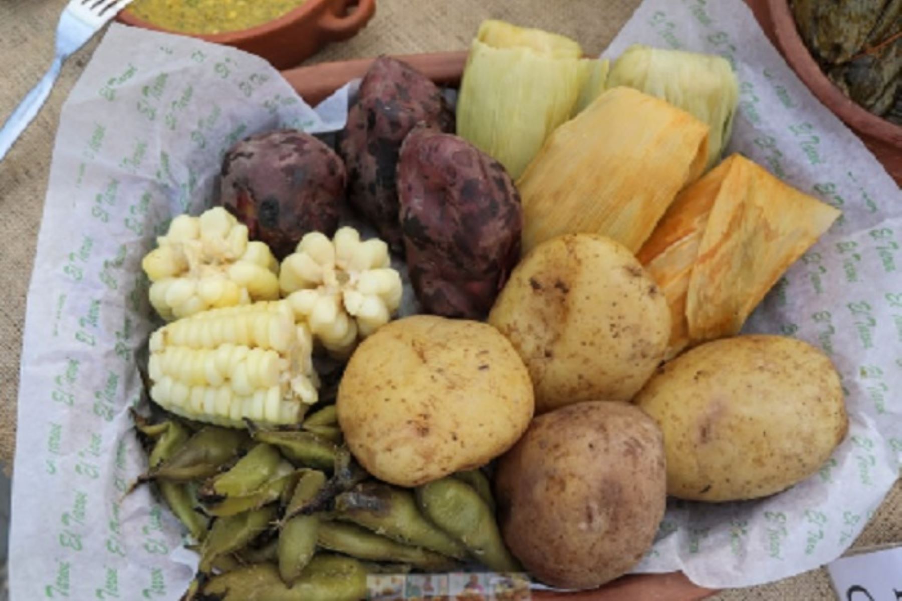 La pachamanca es un plato ancestral con un profundo contenido sociocultural en las sociedades campesinas.