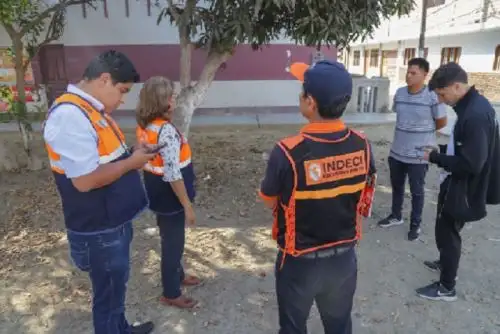 Funcionarios de Defensa Civil recorrieron puntos en Chimbote, región Áncash, donde se instalarán alertas sísmicas tempranas.