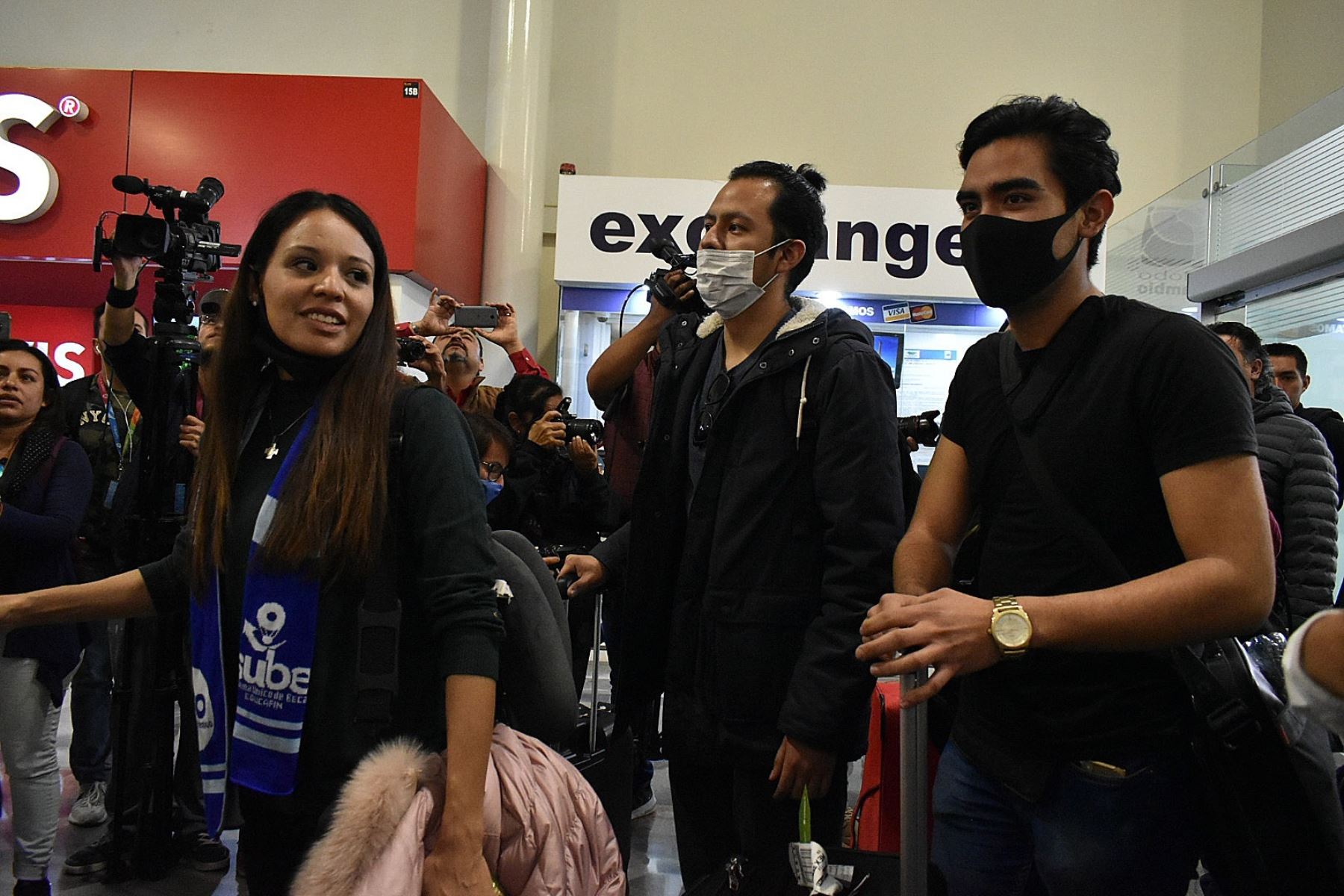 Estudiantes mexicanos provenientes de China arriban al aeropuerto de la ciudad de León, en el estado de Guanajuato (México). Foto: EFE