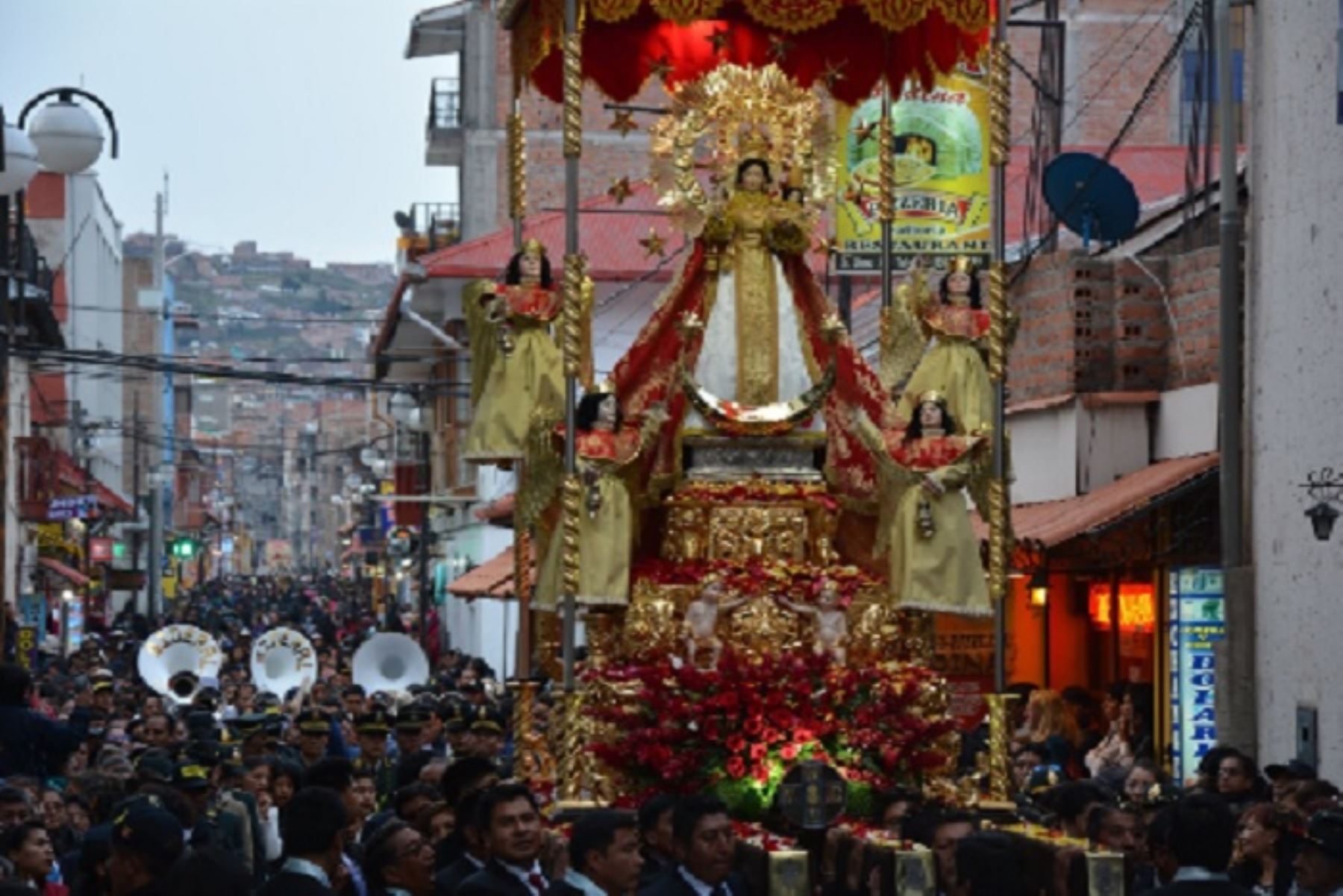 Numerosos vistantes nacionales y extranjeros disfrutan de la Festividad en honor a la Virgen de la Candelaria en Puno.