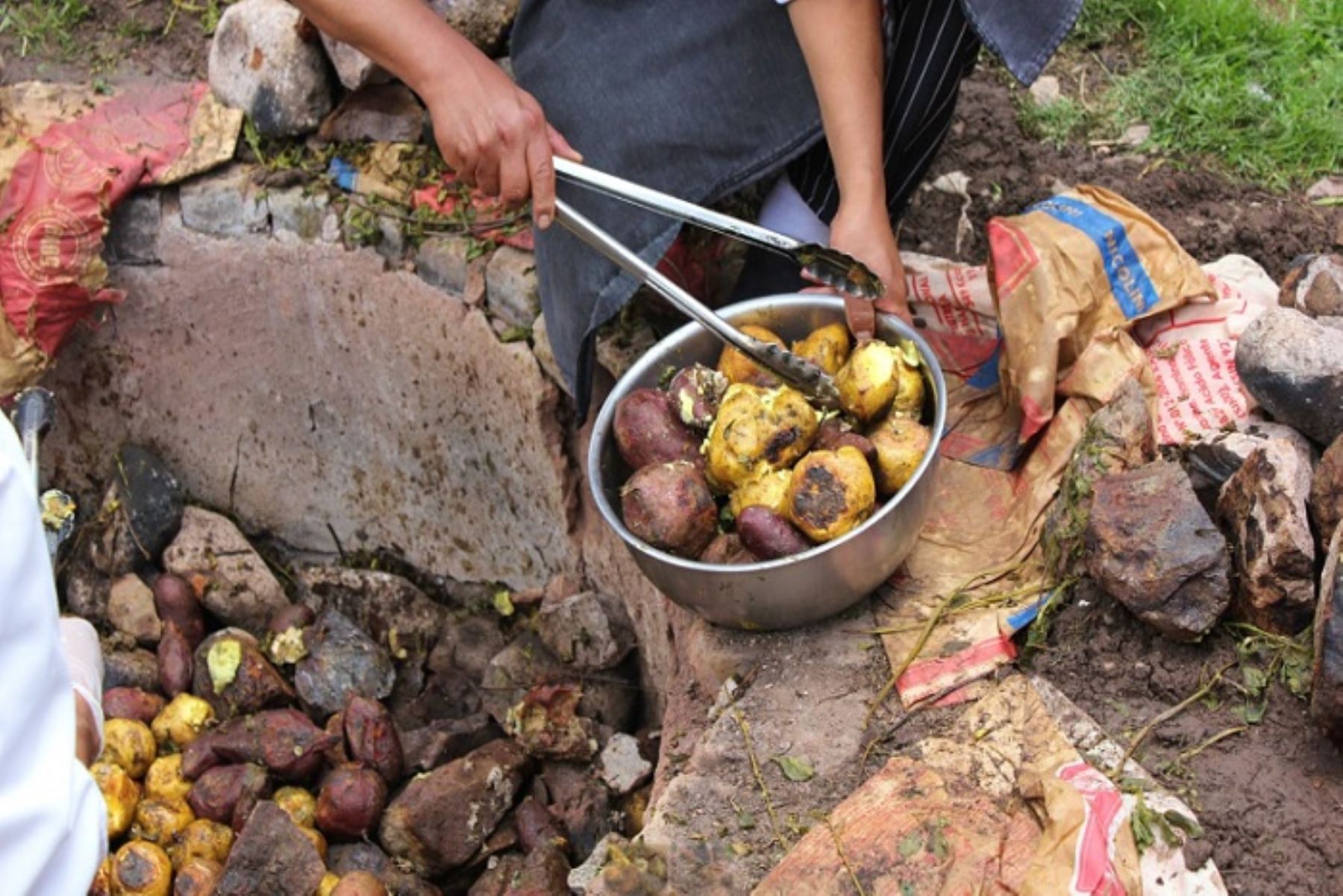 La preparación de la Pachamanca  es saludable y ancestral con una mezcla de carnes, hierbas aromáticas, leguminosas y tubérculos.