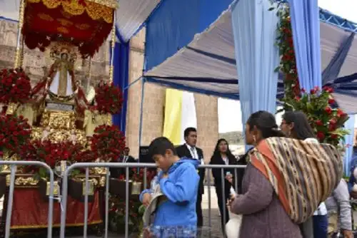 La Virgen de la Candelaria presidió misa y luego salió en procesión en la ciudad de Puno.