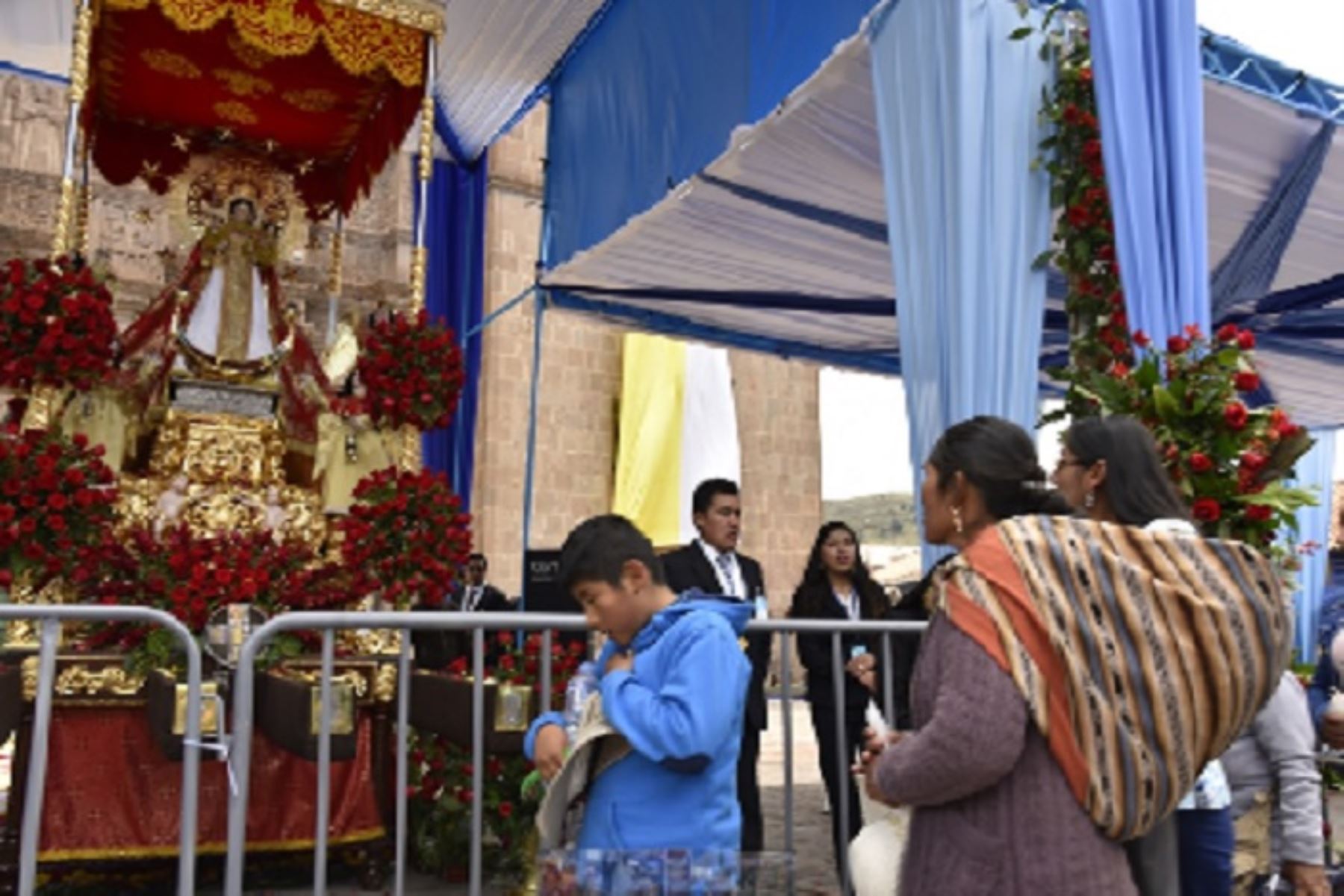 La Virgen de la Candelaria presidió misa y luego salió en procesión en la ciudad de Puno.