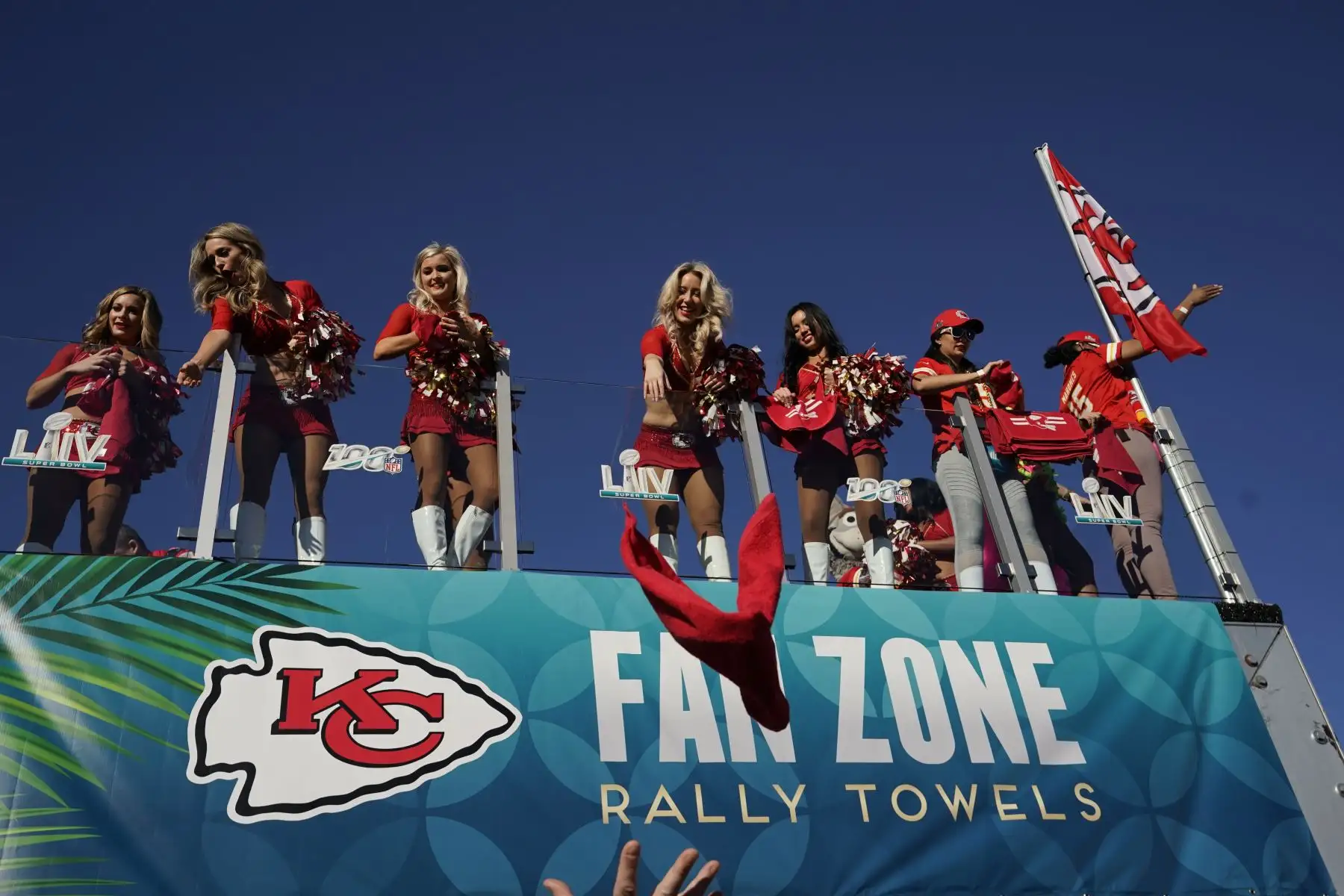 Las porristas arrojan toallas a los asistentes en la zona de fanáticos del Hard Rock Stadium antes del inicio del Super Bowl LIV entre los San Francisco 49ers y los Jefes de Kansas City en Miami.
Foto: AFP