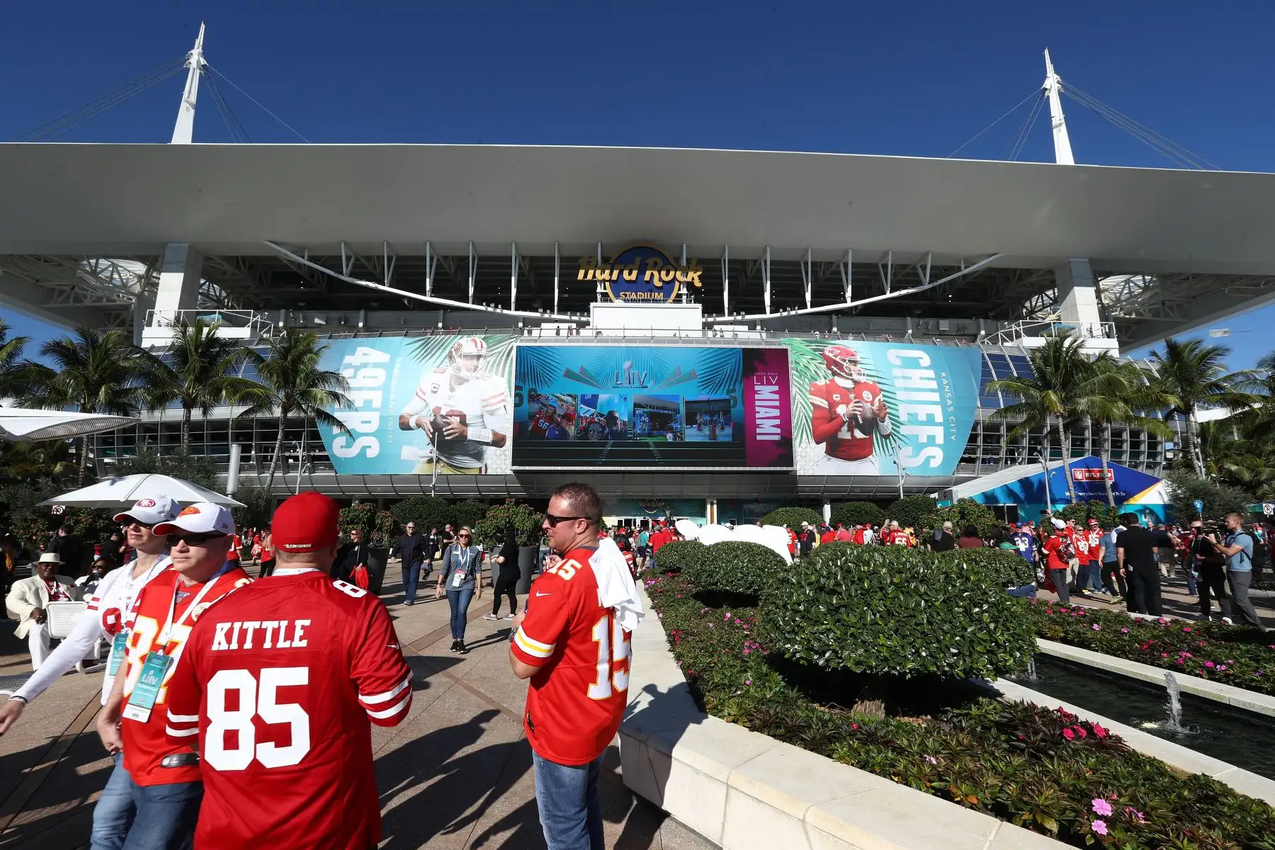 Los fanáticos llegan al Hard Rock Stadium para el Super Bowl LIV en Miami.
Foto: AFP