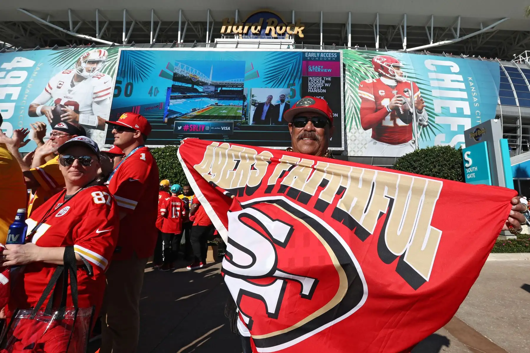 Los fanáticos llegan al Hard Rock Stadium para el Super Bowl LIV en Miami.
Foto: AFP