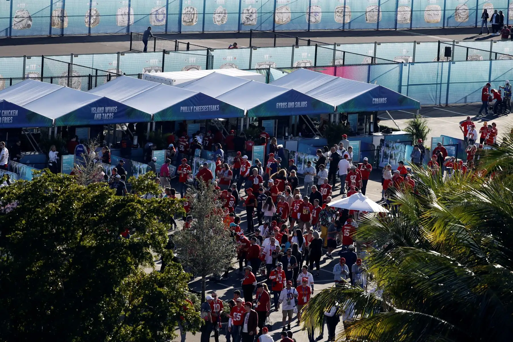 Los fanáticos se reúnen en los terrenos fuera del Hard Rock Stadium antes del comienzo del Campeón de la AFC Kansas City Chiefs y el Campeón de la NFC San Francisco 49ers en el Super Bowl.
Foto: EFE