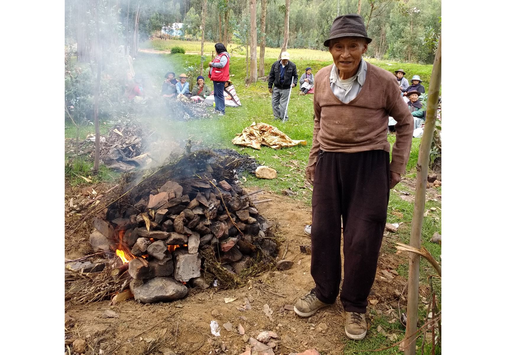 Víctor Pariona, usuario de Pensión 65, relaciona la pachamanca con el compartir con la familia. Foto: ANDINA/Difusión