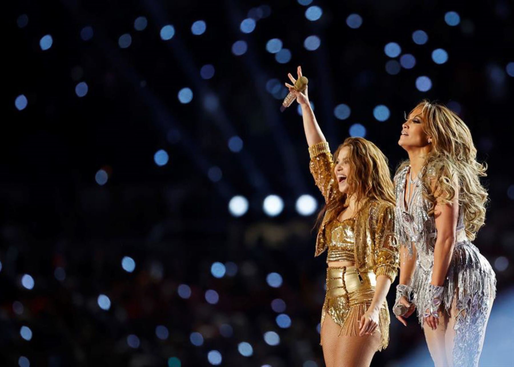 Shakira y JLo dan mensaje de orgullo latino y poder femenino en el