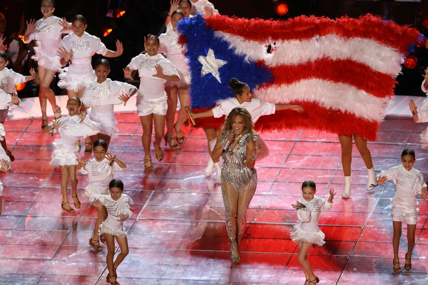 Shakira y Jennifer Lopez se presentan en el escenario durante el Pepsi Super Bowl LIV Halftime Show en el Hard Rock Stadium. Foto: AFP