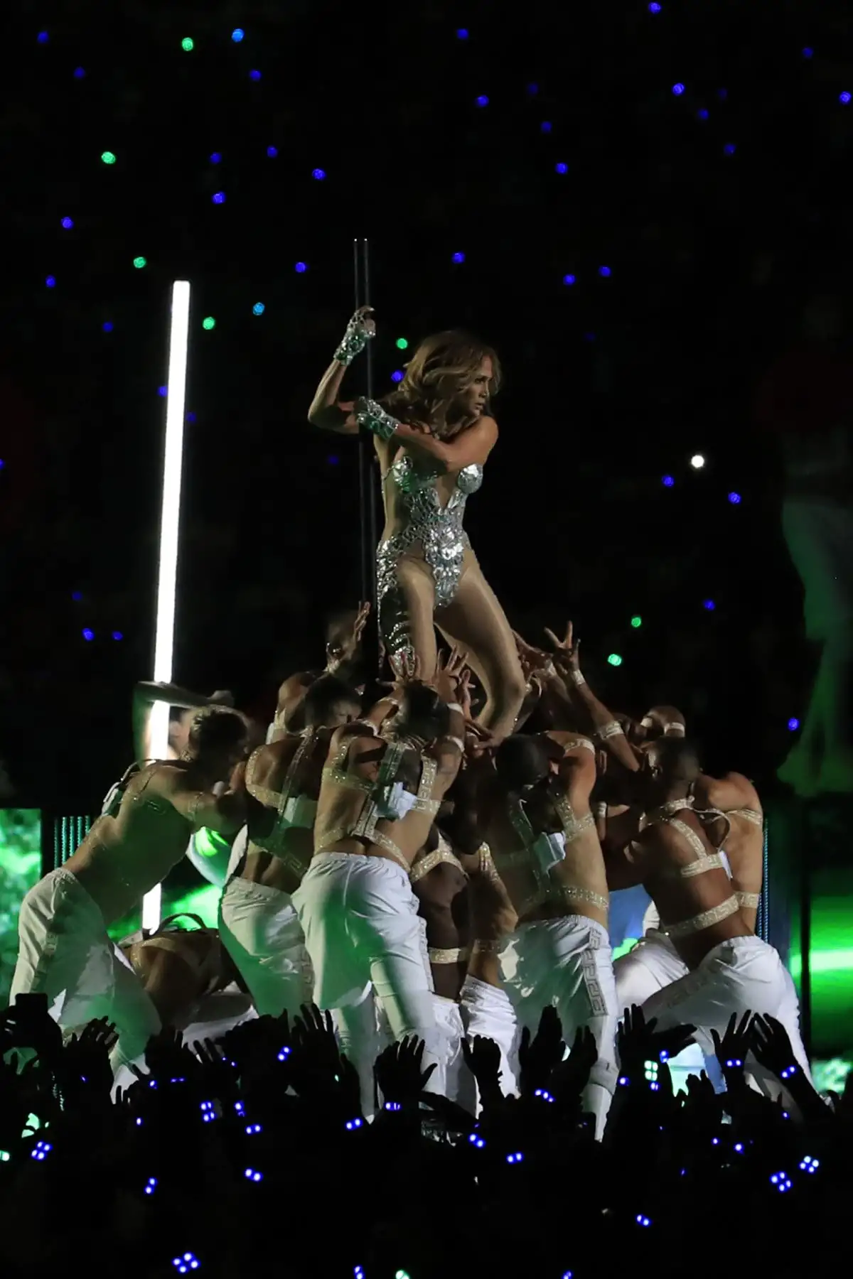 Shakira y Jennifer Lopez se presentan en el escenario durante el Pepsi Super Bowl LIV Halftime Show en el Hard Rock Stadium. Foto: AFP