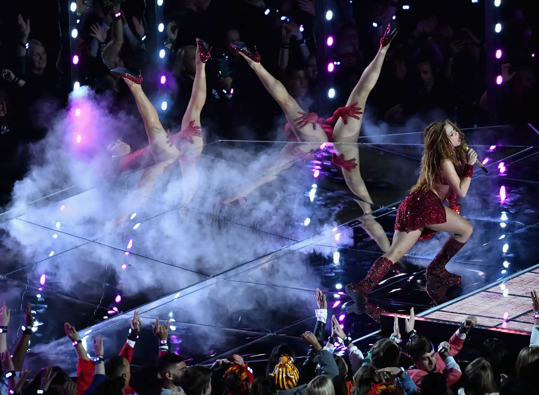 Shakira y Jennifer Lopez se presentan en el escenario durante el Pepsi Super Bowl LIV Halftime Show en el Hard Rock Stadium. Foto: AFP