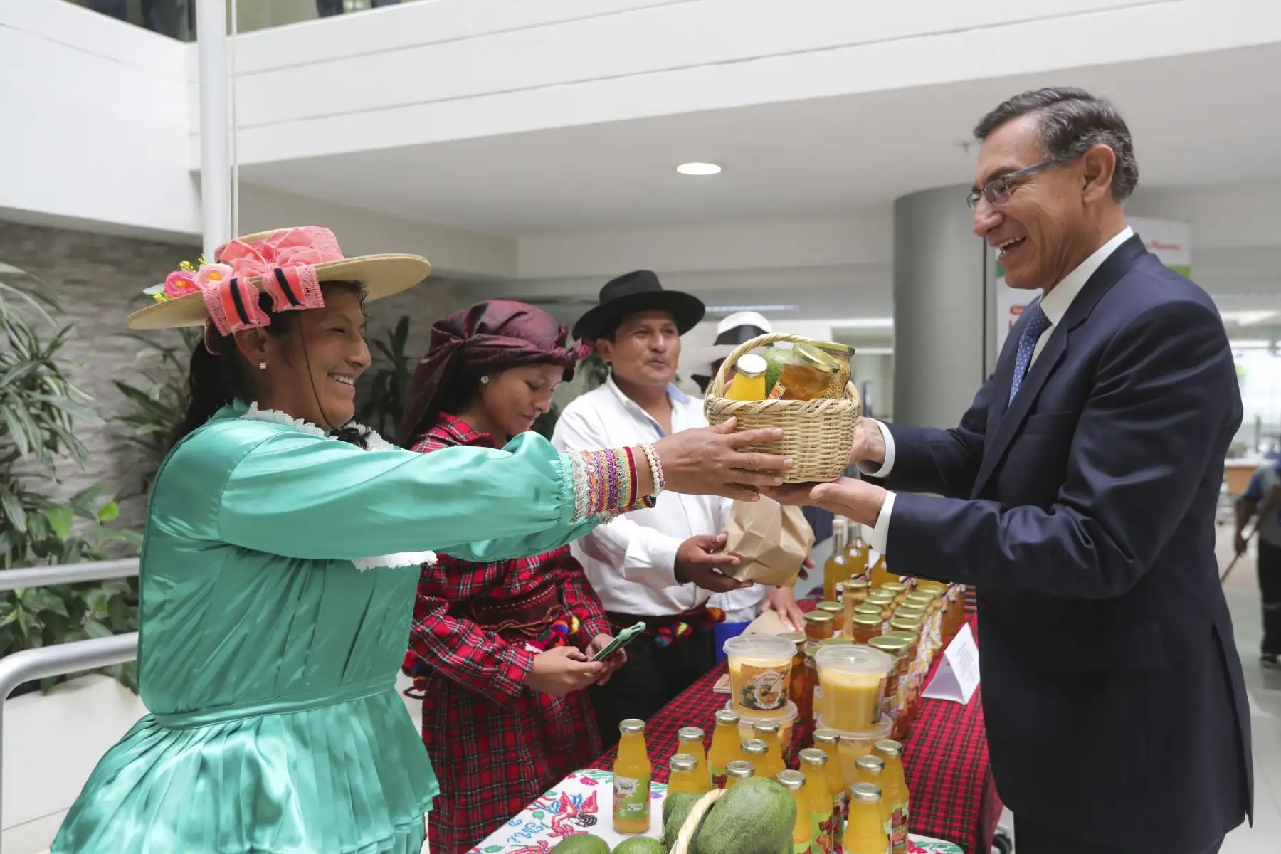 Presidente Martín Vizcarra, junto a la ministra y vice ministra de Desarrollo e Inclusión Social, Ariela Luna y Patricia Balbuena inauguran el Taller del  “PROYECTO HAKU WIÑAY"Foto: ANDINA/Prensa Presidencia