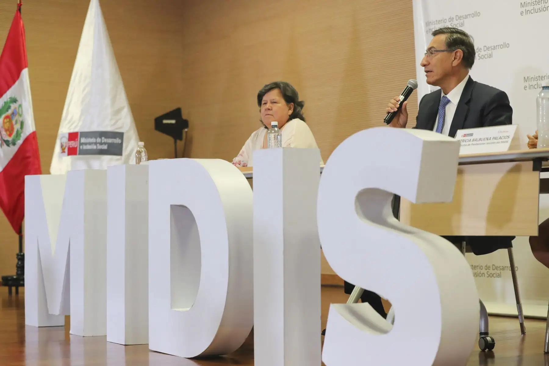Presidente Martín Vizcarra, junto a la ministra y vice ministra de Desarrollo e Inclusión Social, Ariela Luna y Patricia Balbuena inauguran el Taller del  “PROYECTO HAKU WIÑAY"Foto: ANDINA/Prensa Presidencia