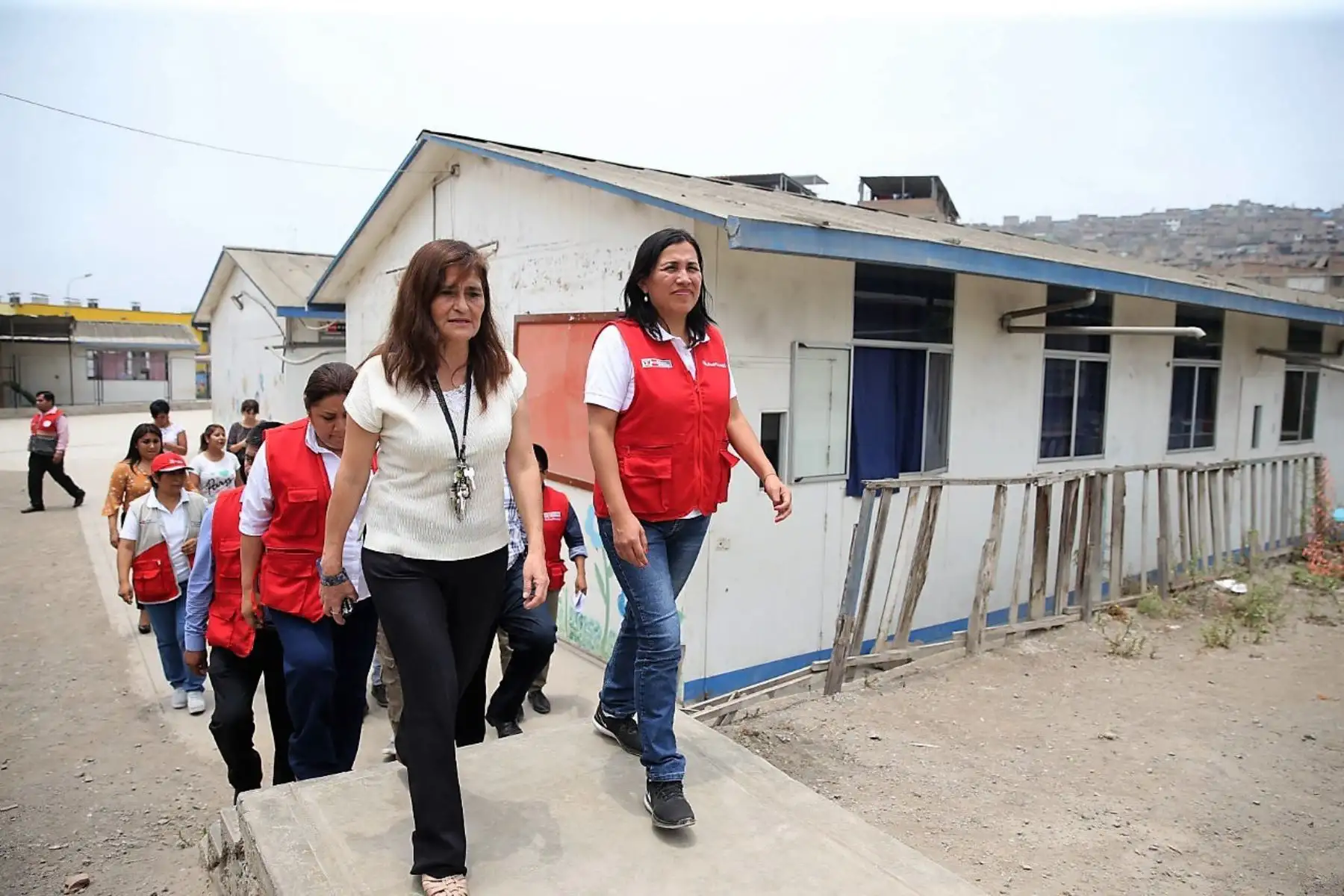 La ministra de Educación, Flor Pablo, visitó hoy tres colegios de Villa María del Triunfo.