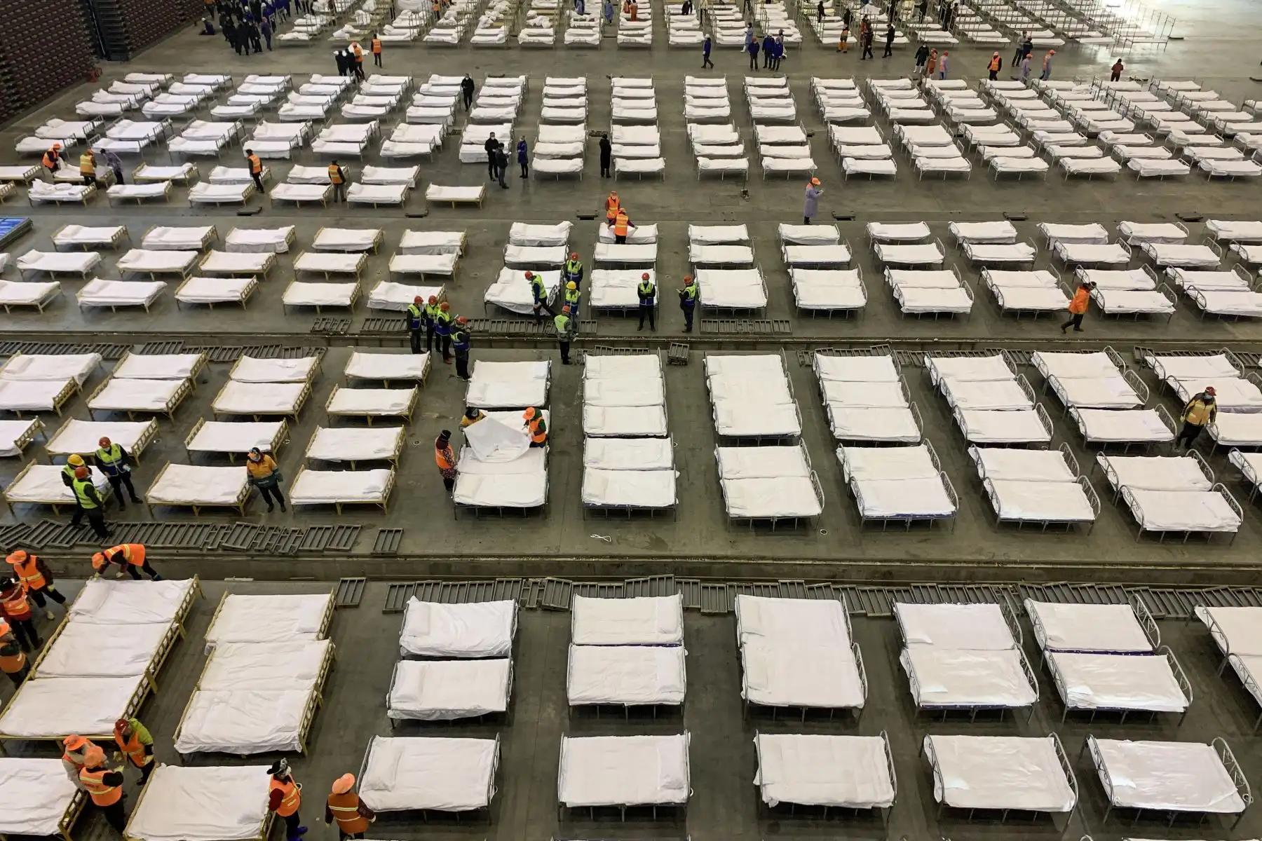 Los trabajadores instalaron camas en un centro de exposiciones que se convirtió en un hospital en Wuhan, en la provincia central de Hubei de China. AFP