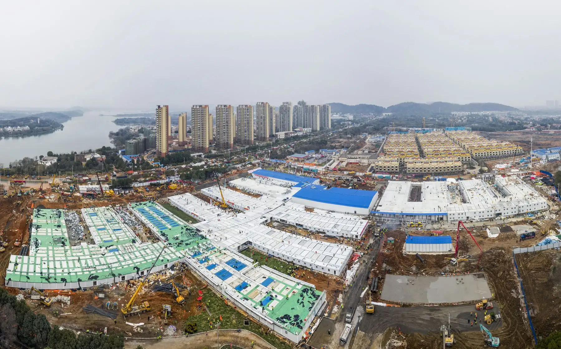 Construcción del hospital Huoshenshan, que significa "Montaña del Dios del Fuego", después de ser entregado al ejército de China en Wuhan. AFP