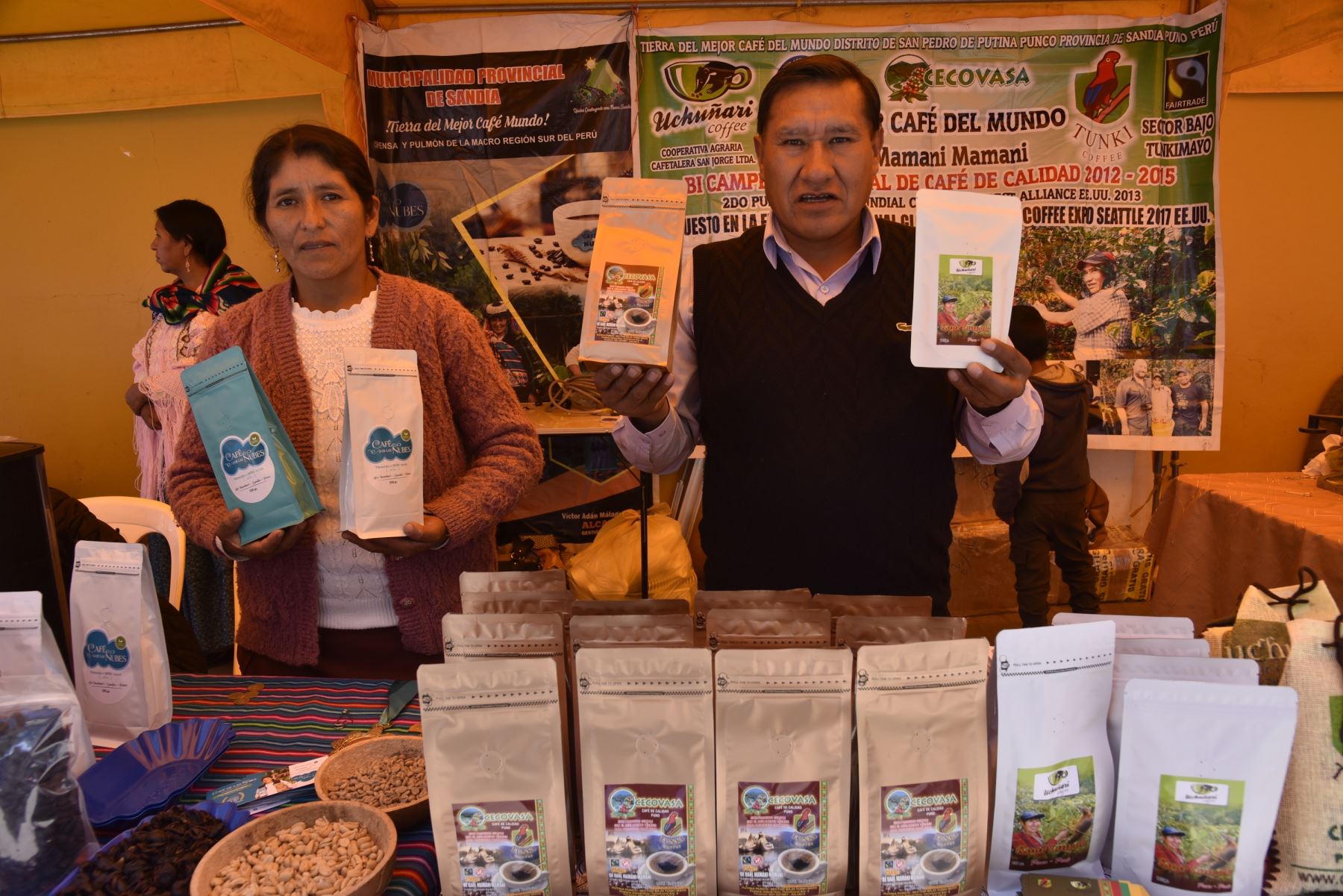 Los galardonados productores cafetaleros de Puno, Vicentina Pocco y Raúl Mamani, exhiben sus cotizados cafés en feria que se realiza con ocasión de la fiesta de la Virgen de la Candelaria.