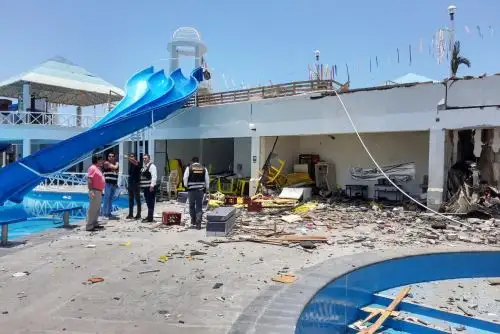 La Policía de Arequipa investiga las causas de la explosión en el parque acuático de Mollendo y que causó daños materiales.Foto: Municipalidad de Islay.