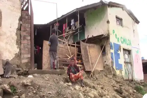 Por lluvias se desploma pared de rústica vivienda y cuadro menores salvan de morir