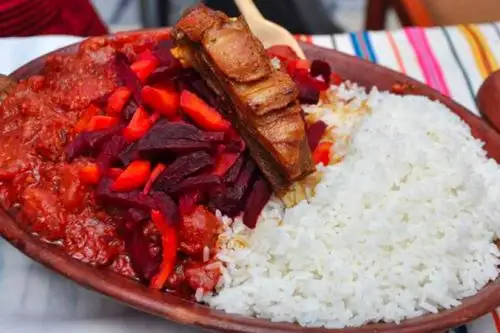 El Puca Picante es un plato de origen campesino o rural, saboreado en jornadas comunales, especialmente en el techado de viviendas, construcción de carreteras, caminos, canales de riego y otras obras en las que participa la comunidad.
