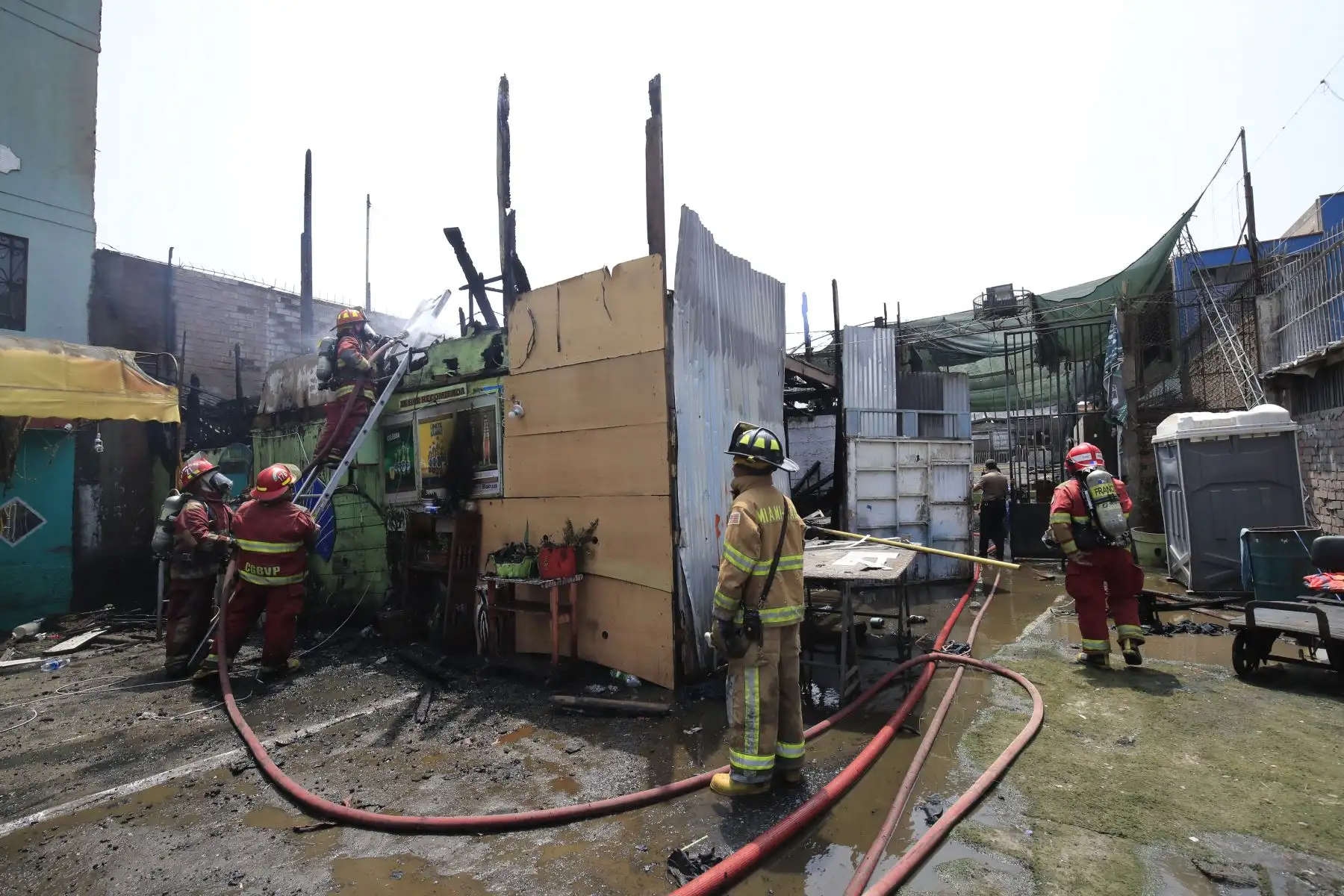 Bomberos controlan  incendio en La Victoria. Foto: ANDINA/Juan Carlos Guzmán