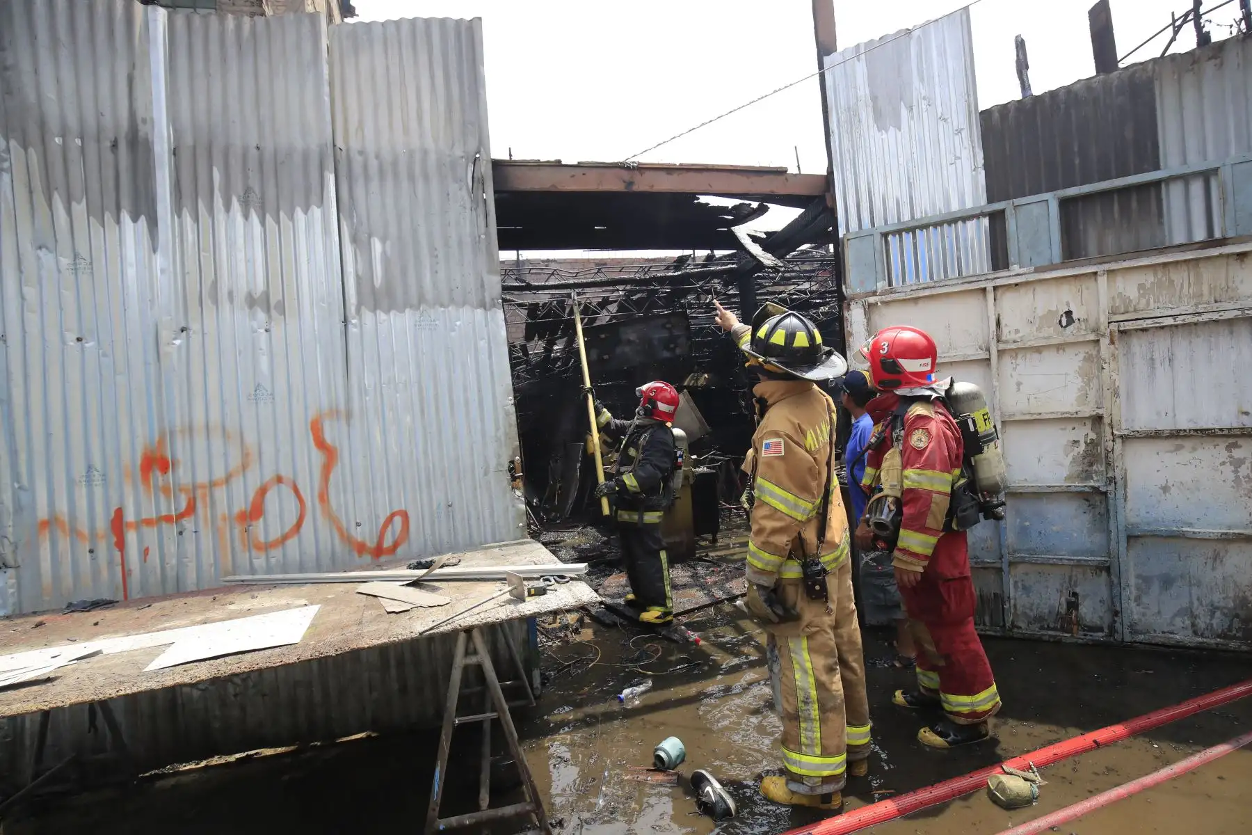 Bomberos controlan  incendio en La Victoria. Foto: ANDINA/Juan Carlos Guzmán