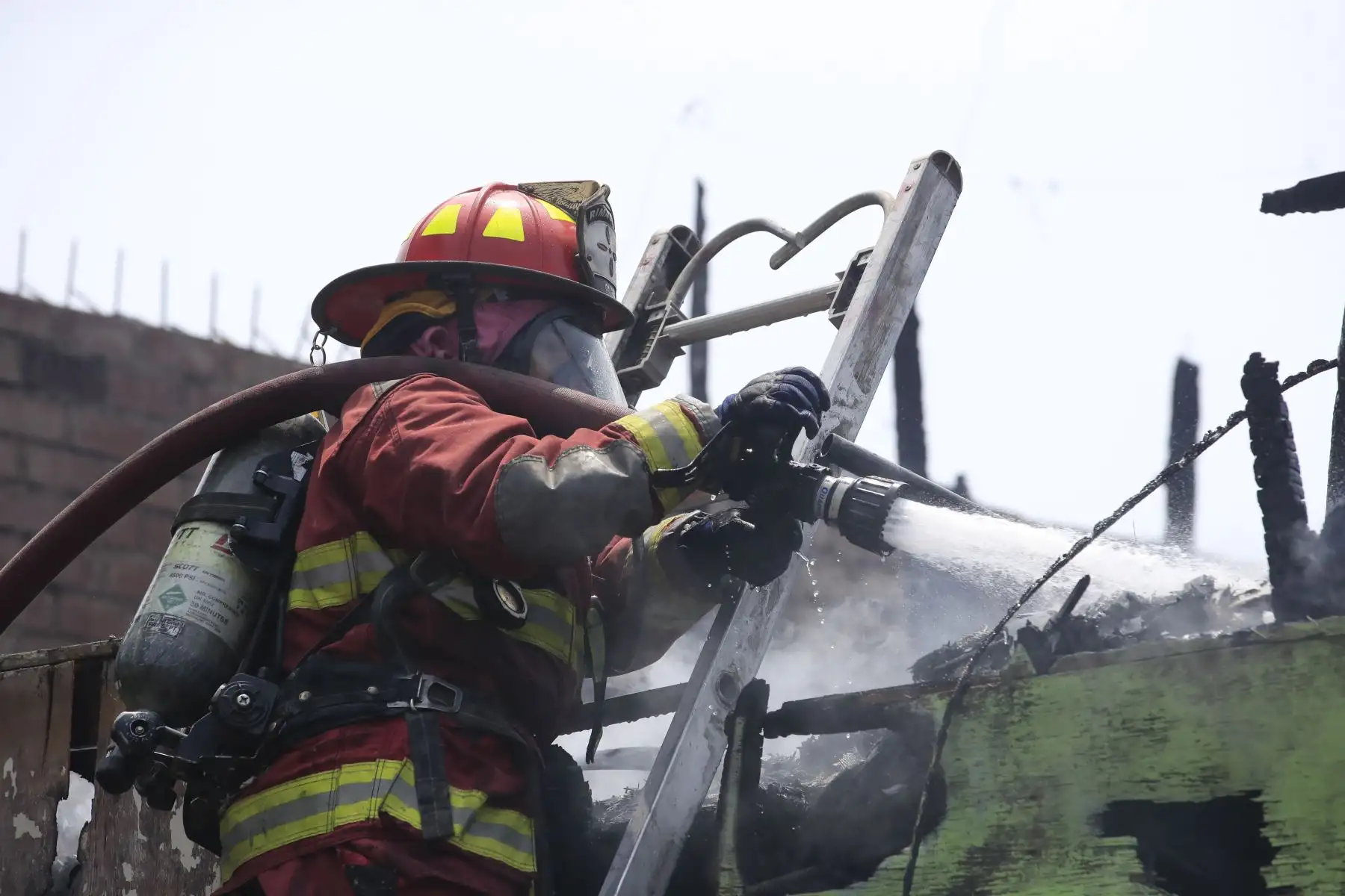 Bomberos controlan  incendio en La Victoria. Foto: ANDINA/Juan Carlos Guzmán
