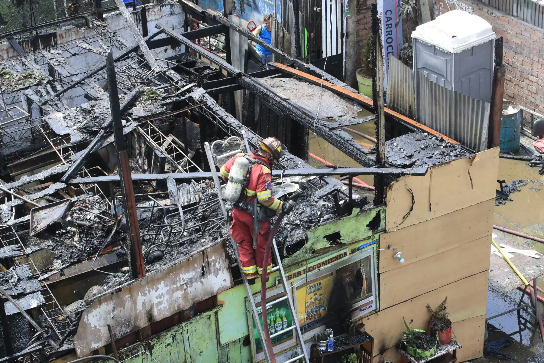 Bomberos controlan  incendio en La Victoria. Foto: ANDINA/Juan Carlos Guzmán