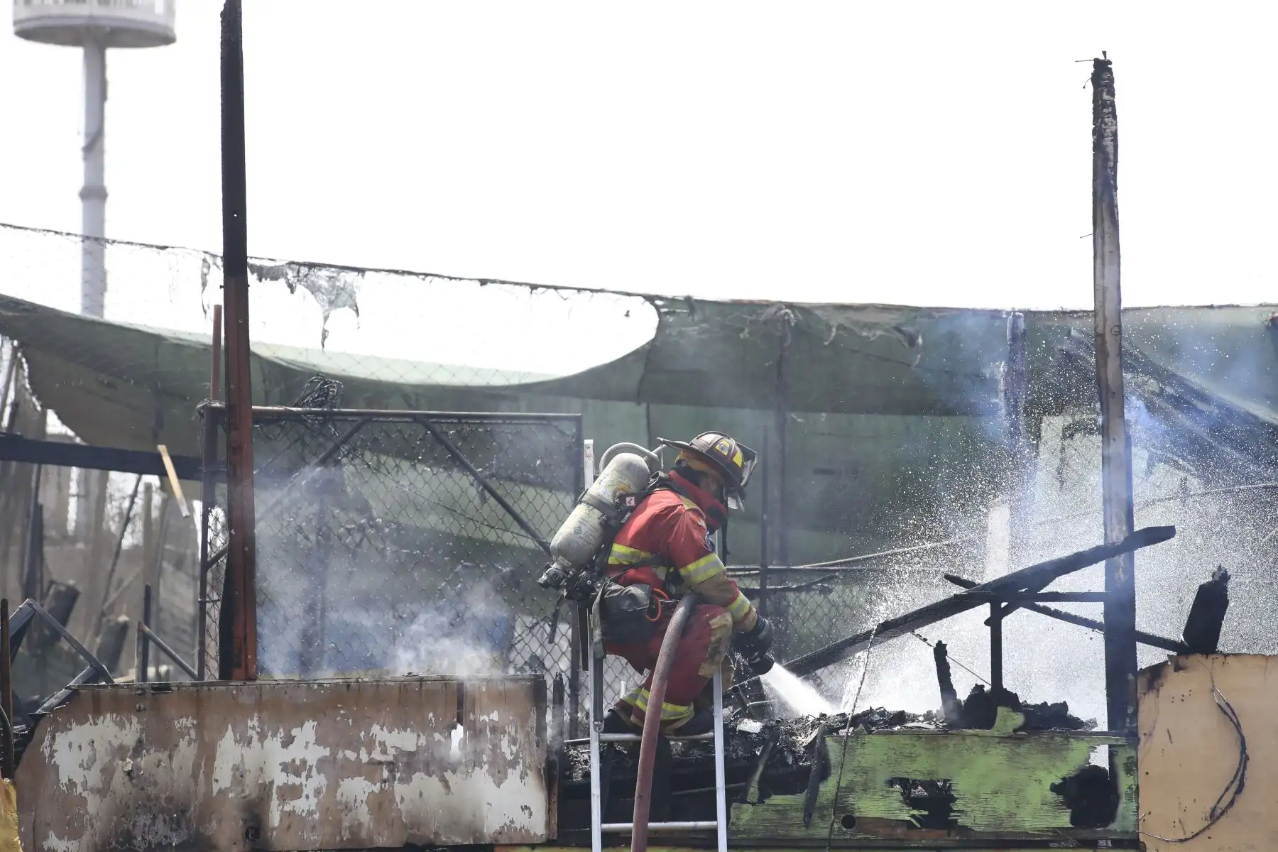 Bomberos controlan  incendio en La Victoria. Foto: ANDINA/Juan Carlos Guzmán