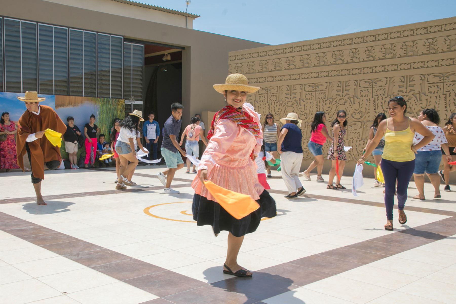 Turistas nacionales aprenden a bailar danzas peruanas en museo de sitio de Chan Chan, ubicado en Trujillo. ANDINA/Difusión