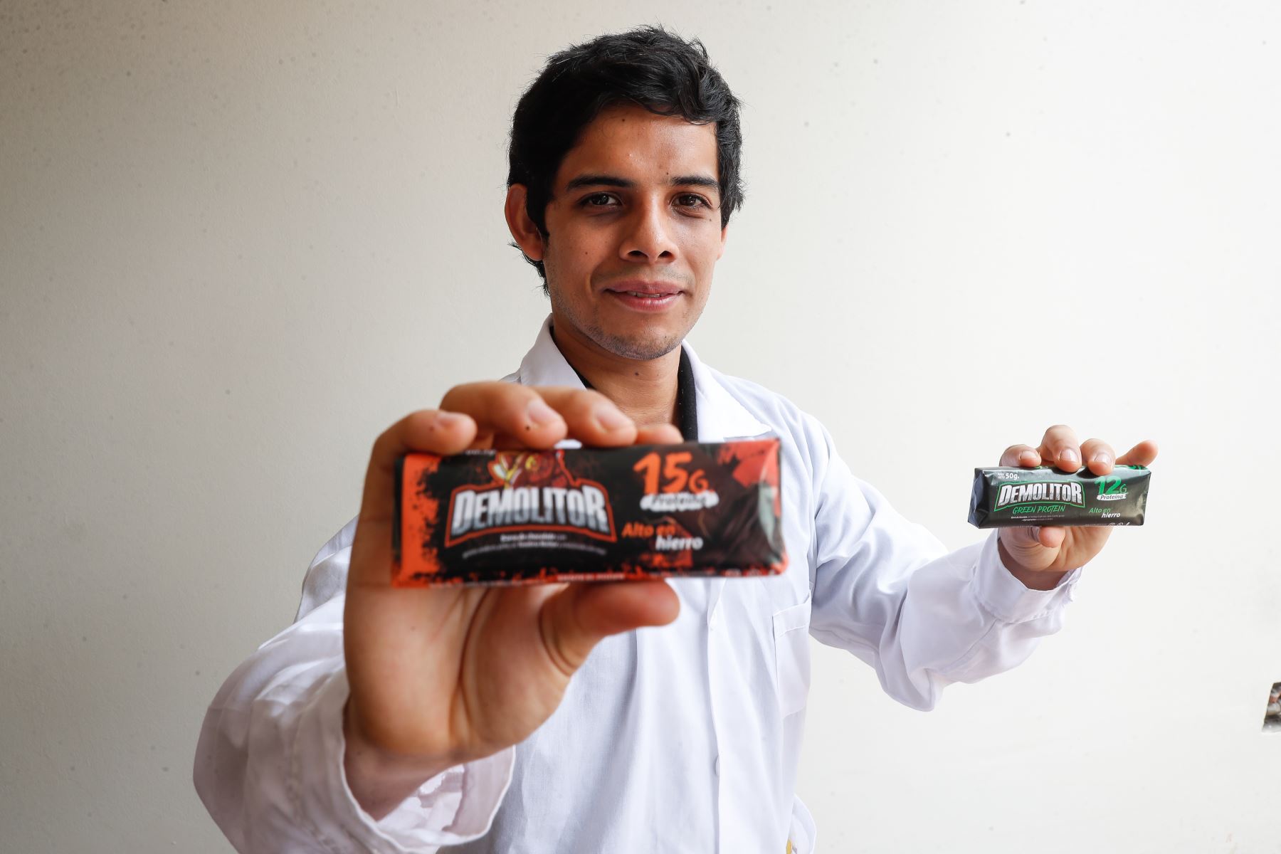 Eduardo Lama ha creado una barra proteica a base del gusano de harina. ANDINA/Renato Pajuelo