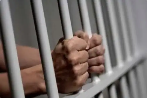 Sentenciaron a 6 años de cárcel al exalcalde de Cachora, Félix Walter Valer Ayquipa, y al ex gerente municipal Mario Bazán Núñez, por el delito de peculado doloso agravado por irregularidades durante su gestión entre los años 2010-2014.
