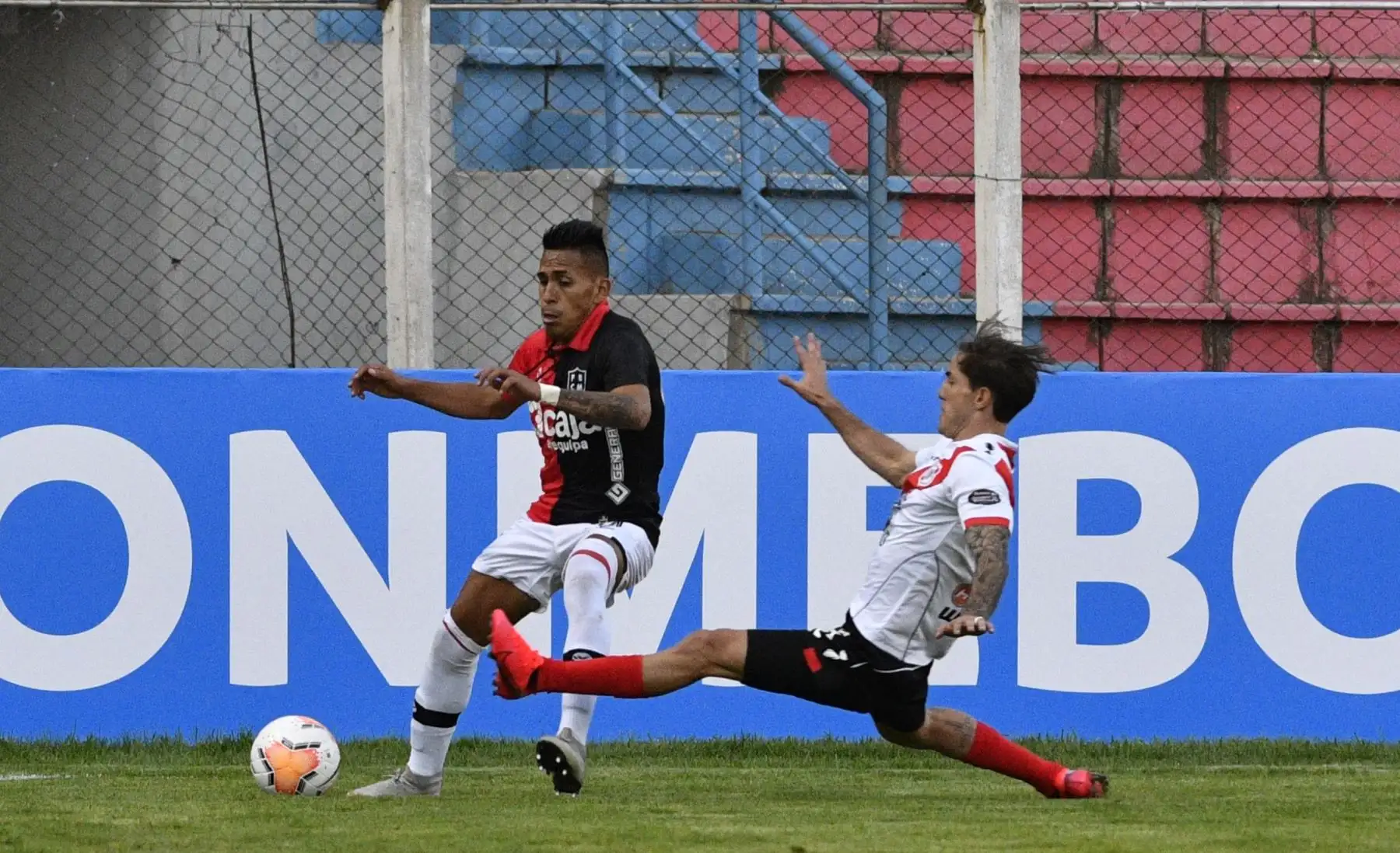 El jugador boliviano de Nacional Potosí, Francisco Rodríguez (R) compite por el balón con el jugador peruano Melgar Carlos Neyra durante su partido de fútbol de la Copa Sudamericana en el estadio Víctor Agustín Ugarte, en Potosí, Bolivia. Foto: AFP