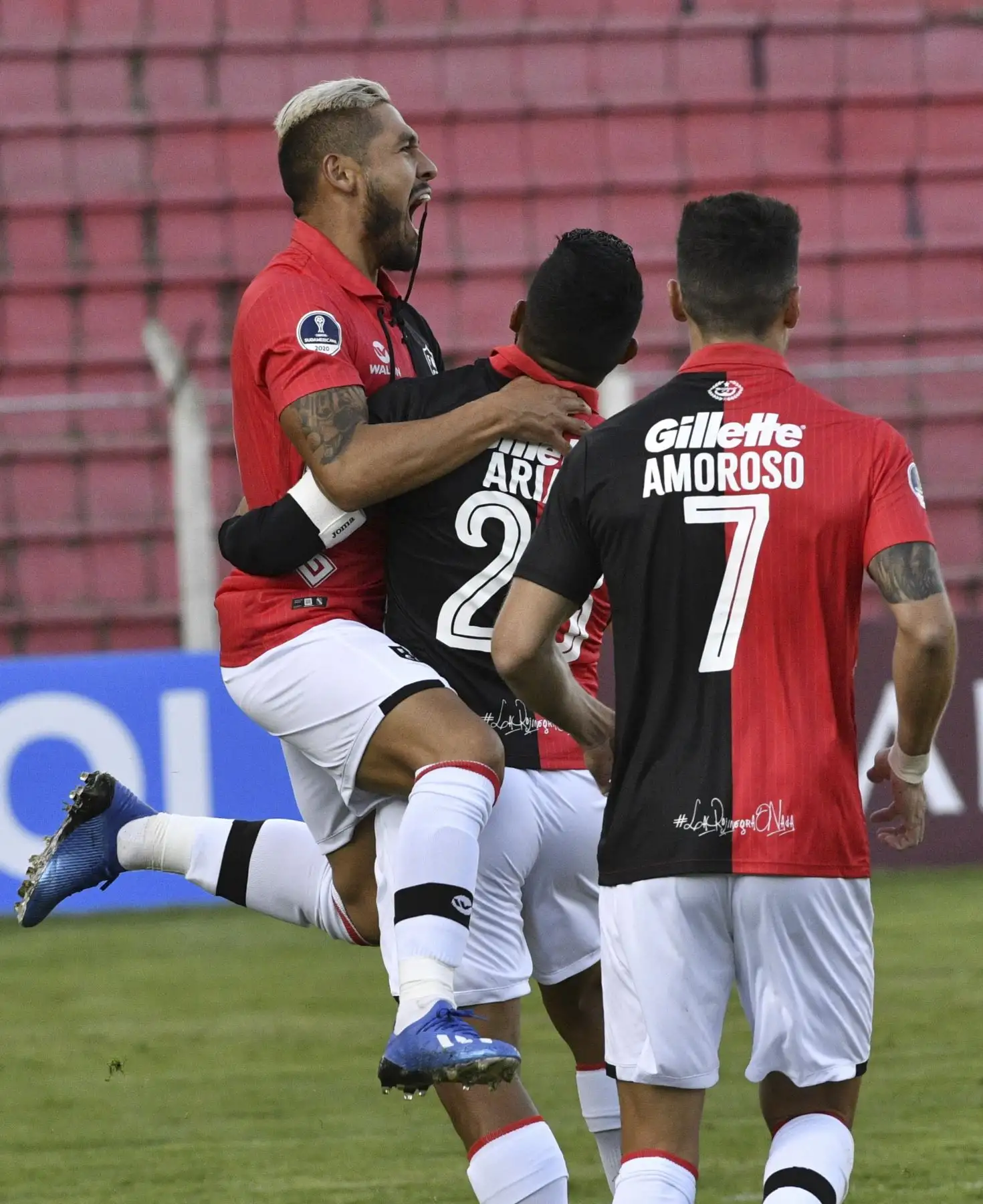 El jugador de Melgar Joel Melchor Sánchez  celebra con sus compañeros de equipo después de anotar contra el Nacional Potosí de Bolivia durante su partido de fútbol de la Copa Sudamericana en el estadio Víctor Agustín Ugarte, en Potosí, Bolivia. AFP