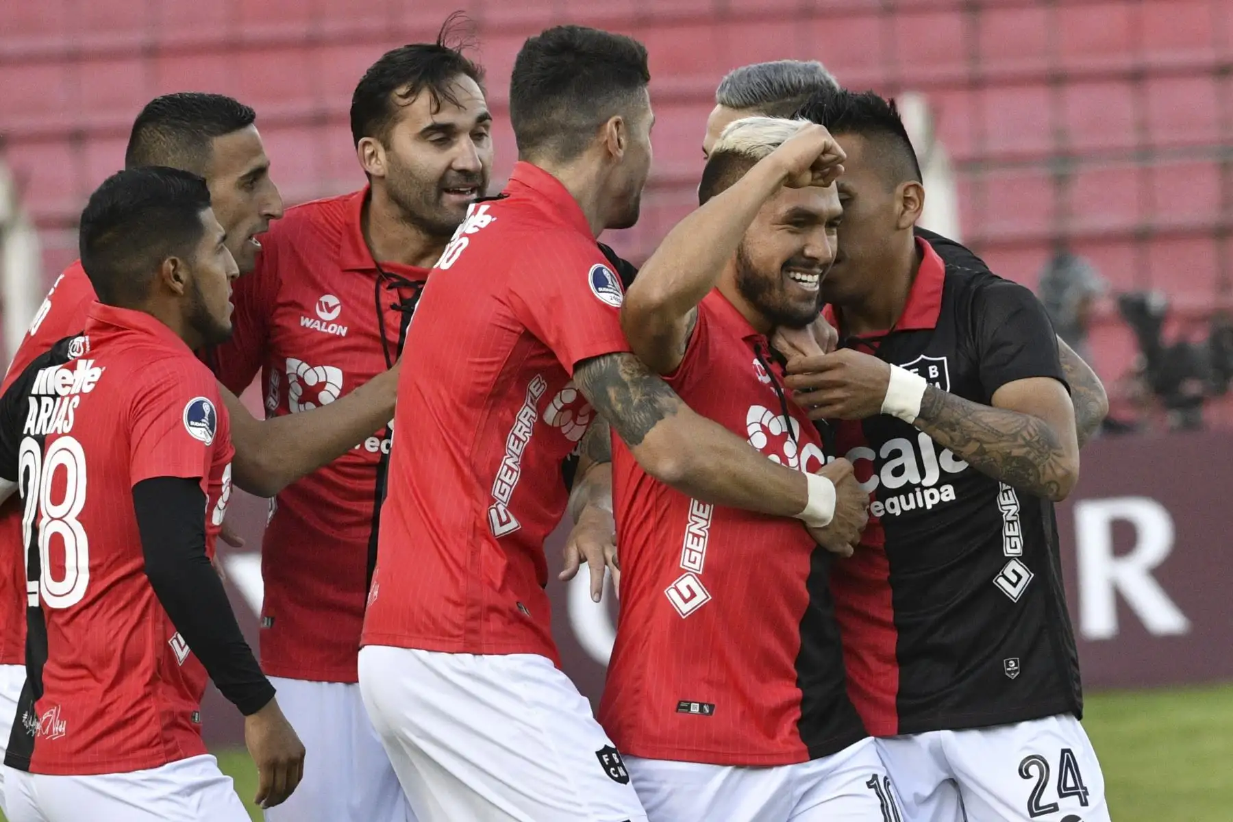 El jugador de Melgar Joel Melchor Sánchez  celebra con sus compañeros de equipo después de anotar contra el Nacional Potosí de Bolivia durante su partido de fútbol de la Copa Sudamericana en el estadio Víctor Agustín Ugarte, en Potosí, Bolivia. AFP