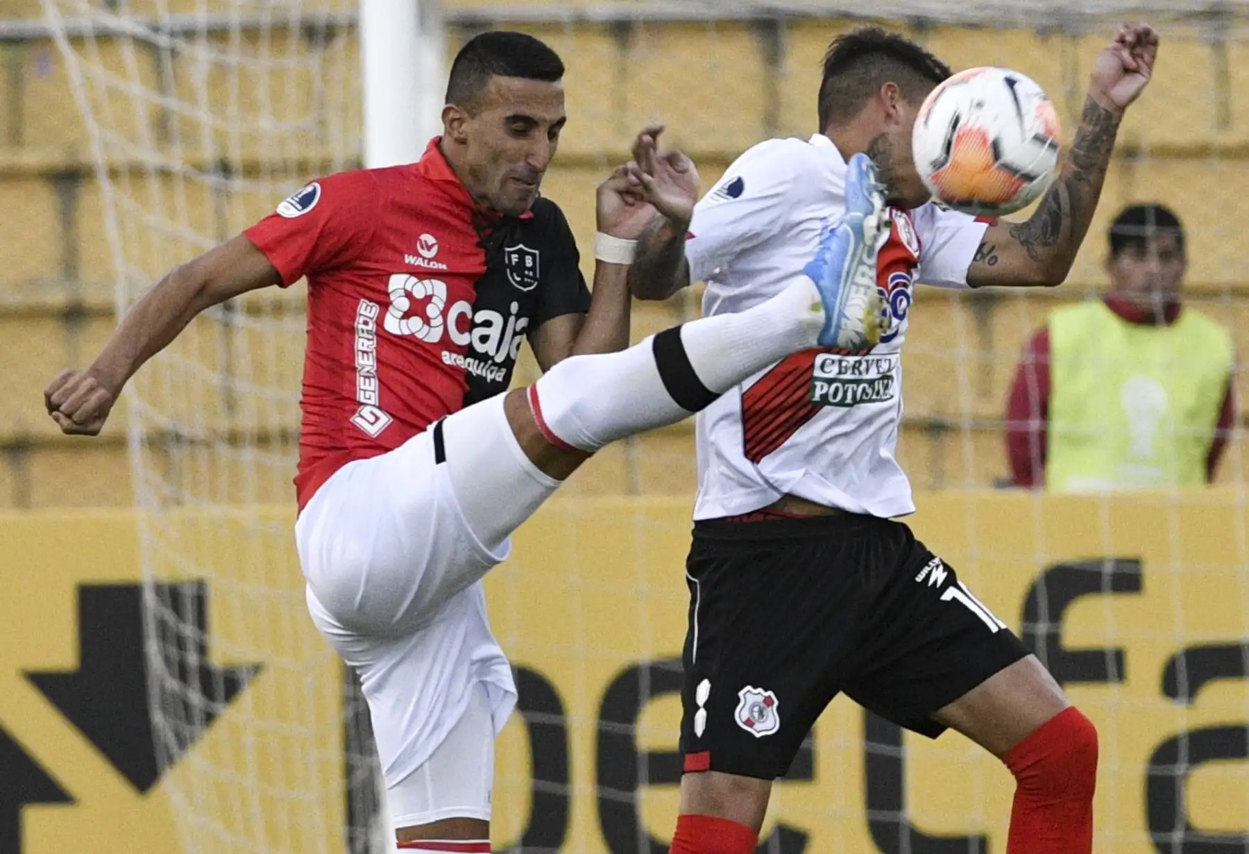 El jugador de Bolivia Nacional Potosí, Nicolas Royon (R) compite por el balón con el jugador peruano Melgar Hernán Pellerano durante su partido de fútbol de la Copa Sudamericana en el estadio Victor Agustin Ugarte, en Potosí, Bolivia. AFP