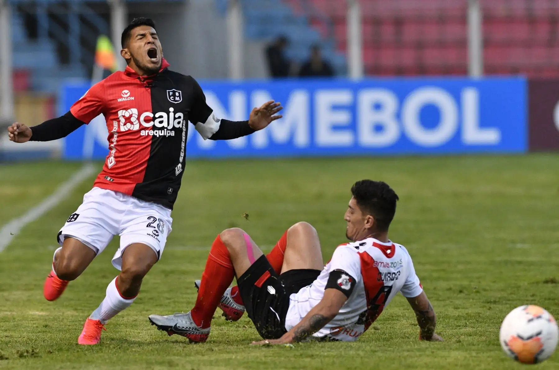 El jugador de Nacional Potosí de Bolivia, Alejandro Quiroga (R) compite por el balón con el jugador peruano Melgar Alexis Arias durante su partido de fútbol de la Copa Sudamericana en el estadio Victor Agustin Ugarte, en Potosí, Bolivia. AFP