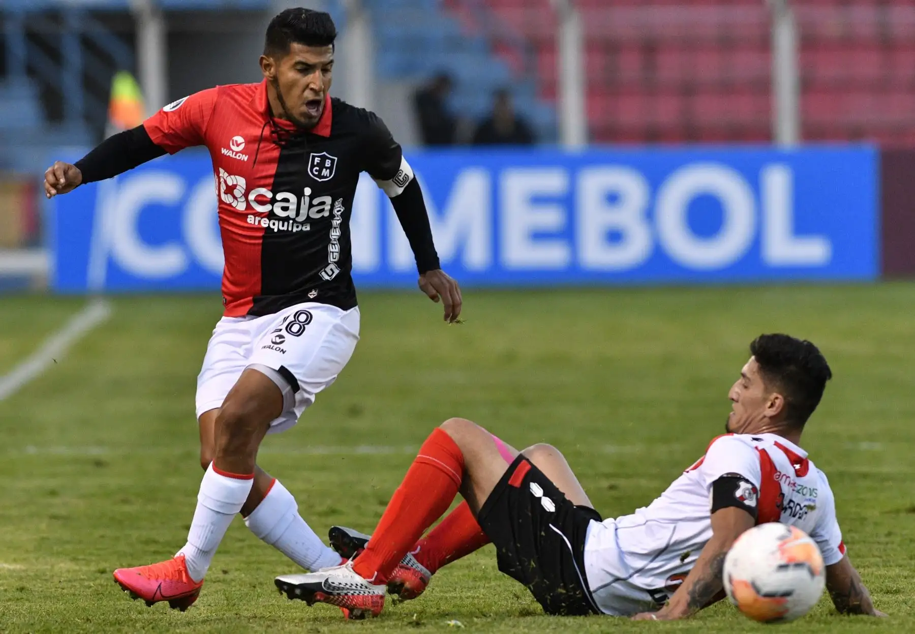 El jugador de Nacional Potosí de Bolivia, Alejandro Quiroga (R) compite por el balón con el jugador peruano Melgar Alexis Arias durante su partido de fútbol de la Copa Sudamericana en el estadio Victor Agustin Ugarte, en Potosí, Bolivia. AFP