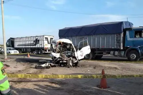Ocho personas mueren en choque de combi y tráiler ocurrido esta madrugada en el distrito de La Joya, en Arequipa. Foto: Expresión La Joya/Facebook.