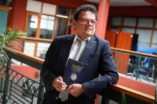 Ernesto Pinto, autor de la novela Isabel de los Mares.